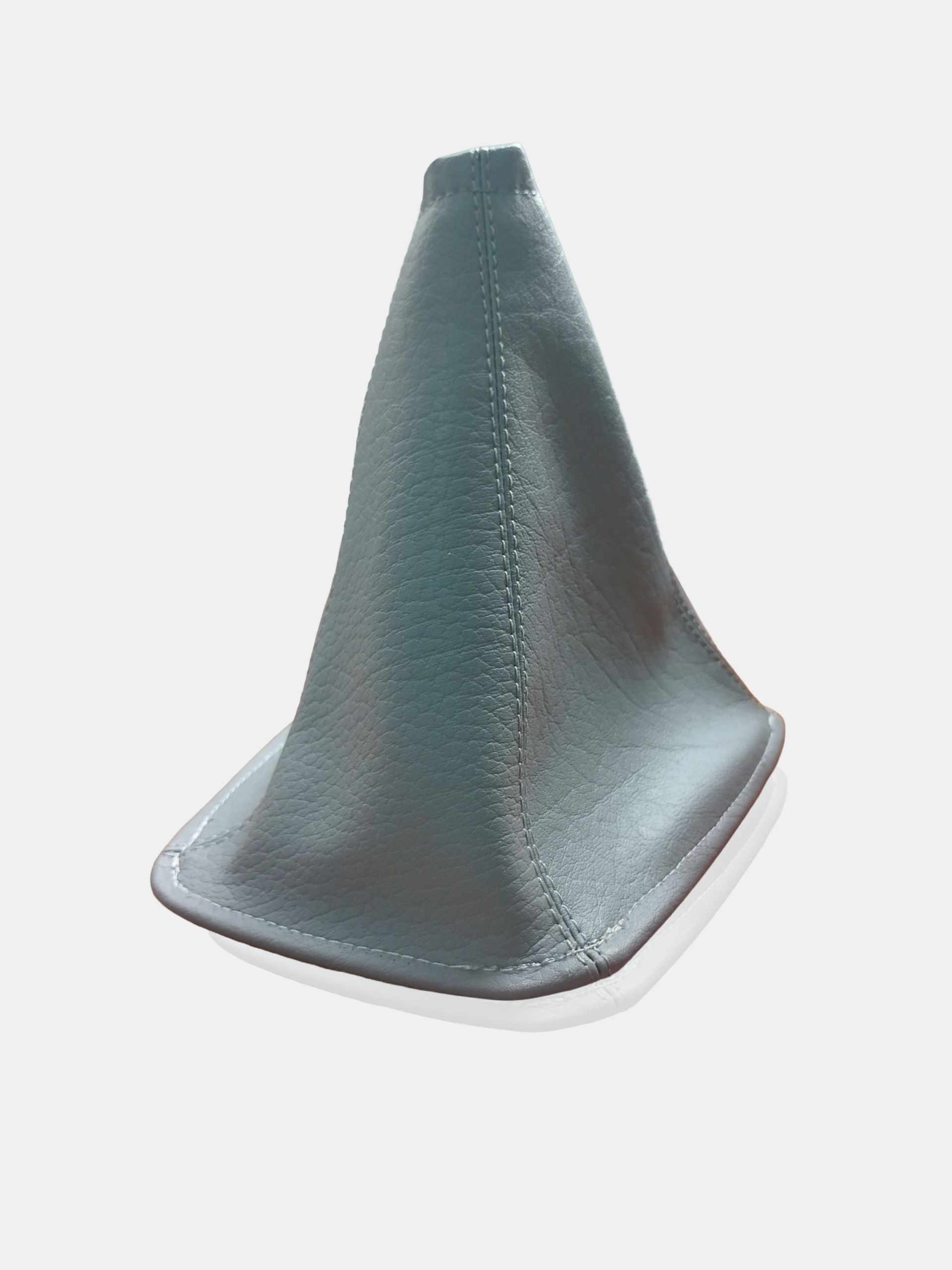 Funda de tela gris en forma de cono con costura cosida sobre un fondo claro.