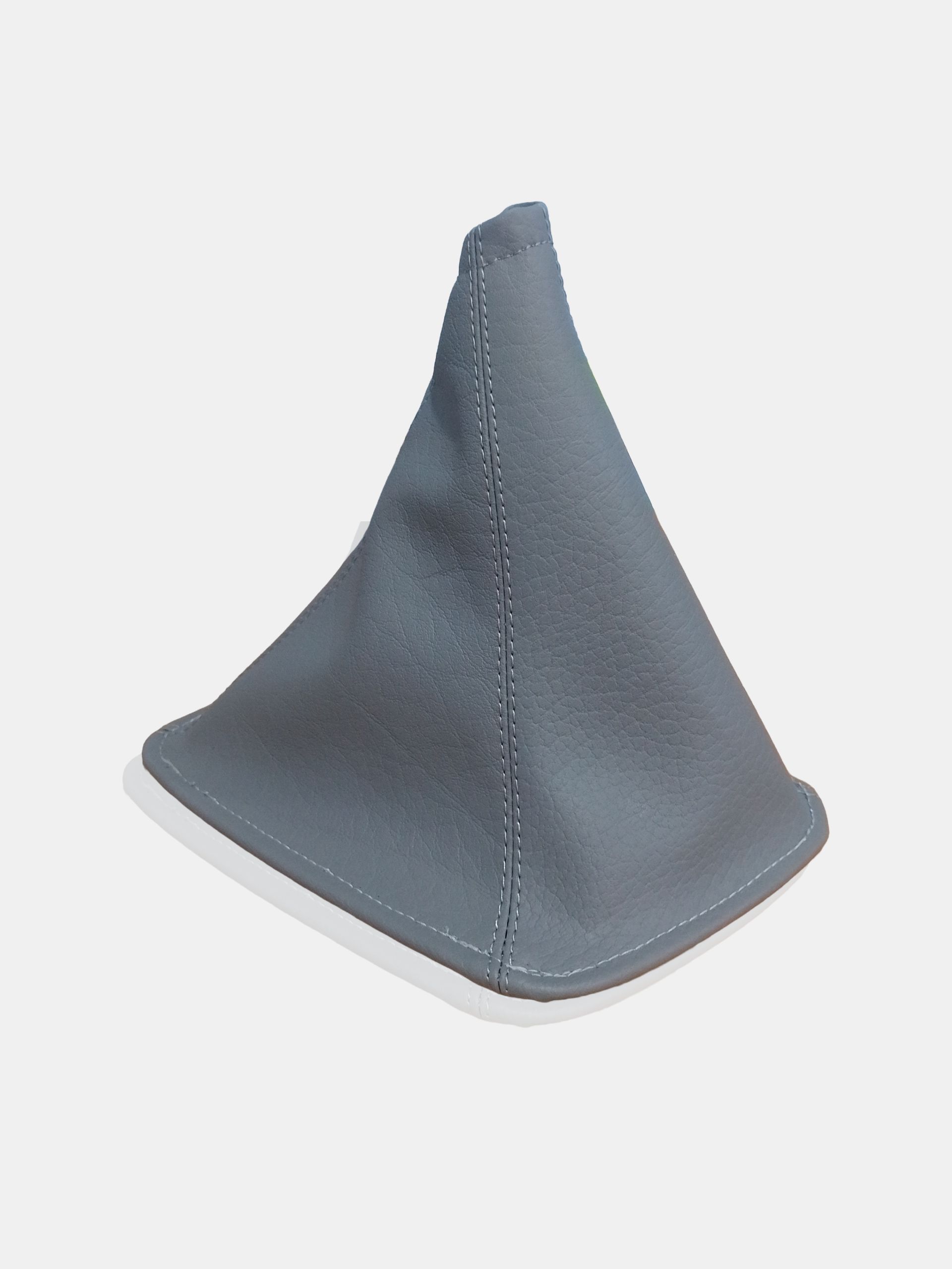 Funda de tela gris en forma de cono con costura cosida sobre un fondo claro.