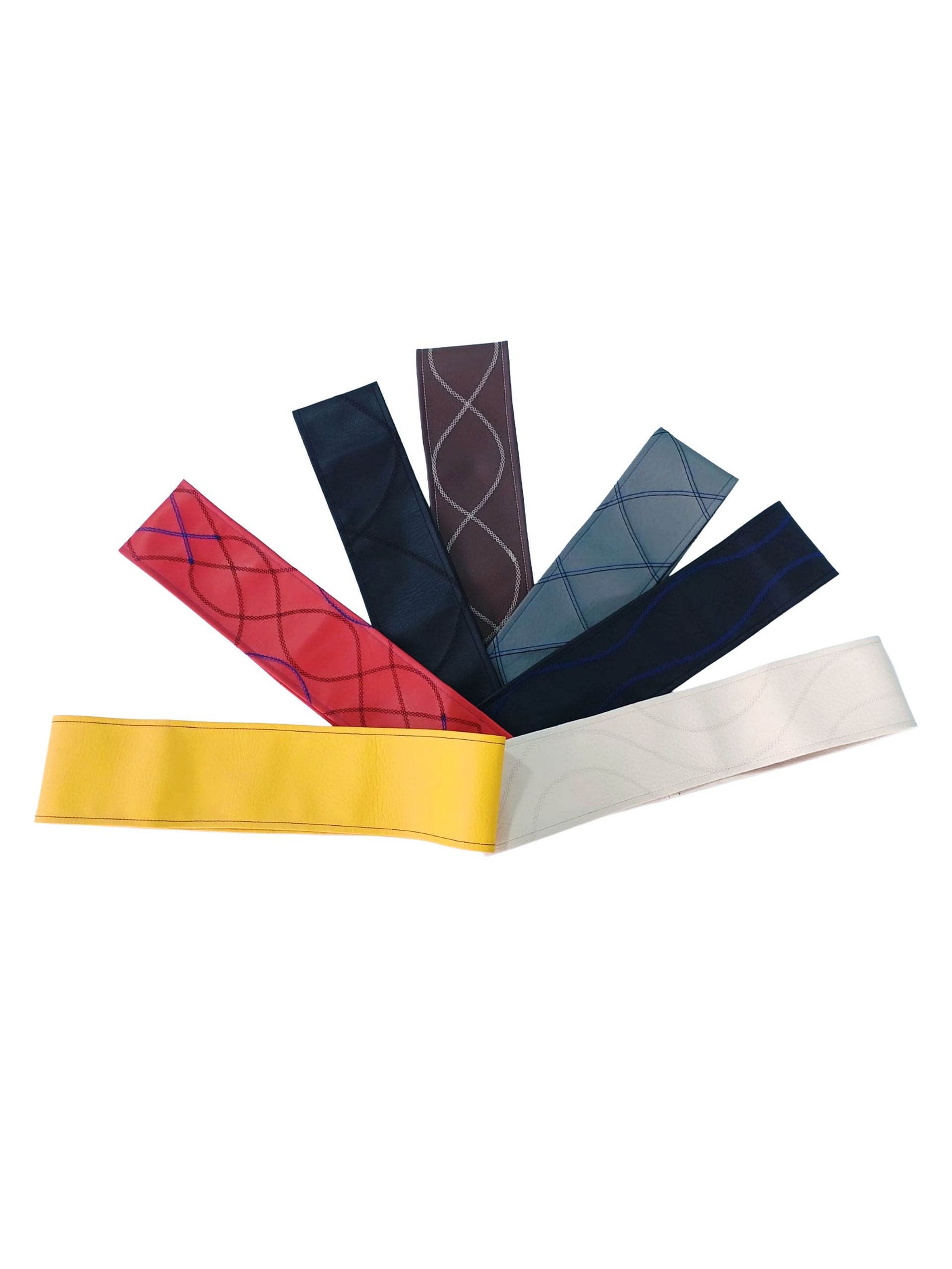 Cinco tiras de tela estampadas y coloridas se extendían en forma de abanico sobre un fondo blanco.