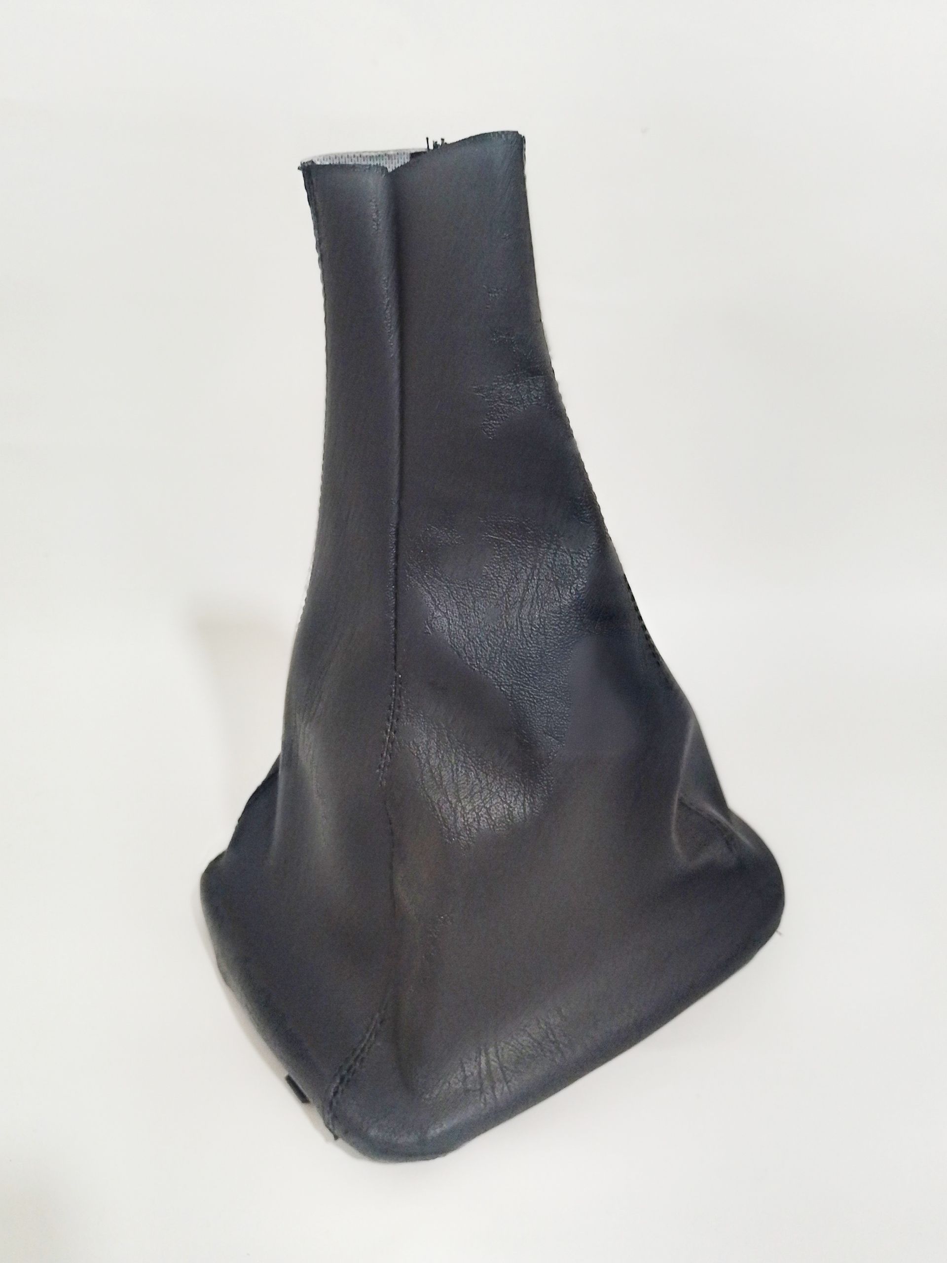 Funda de palanca de cambios de cuero negro sobre fondo blanco
