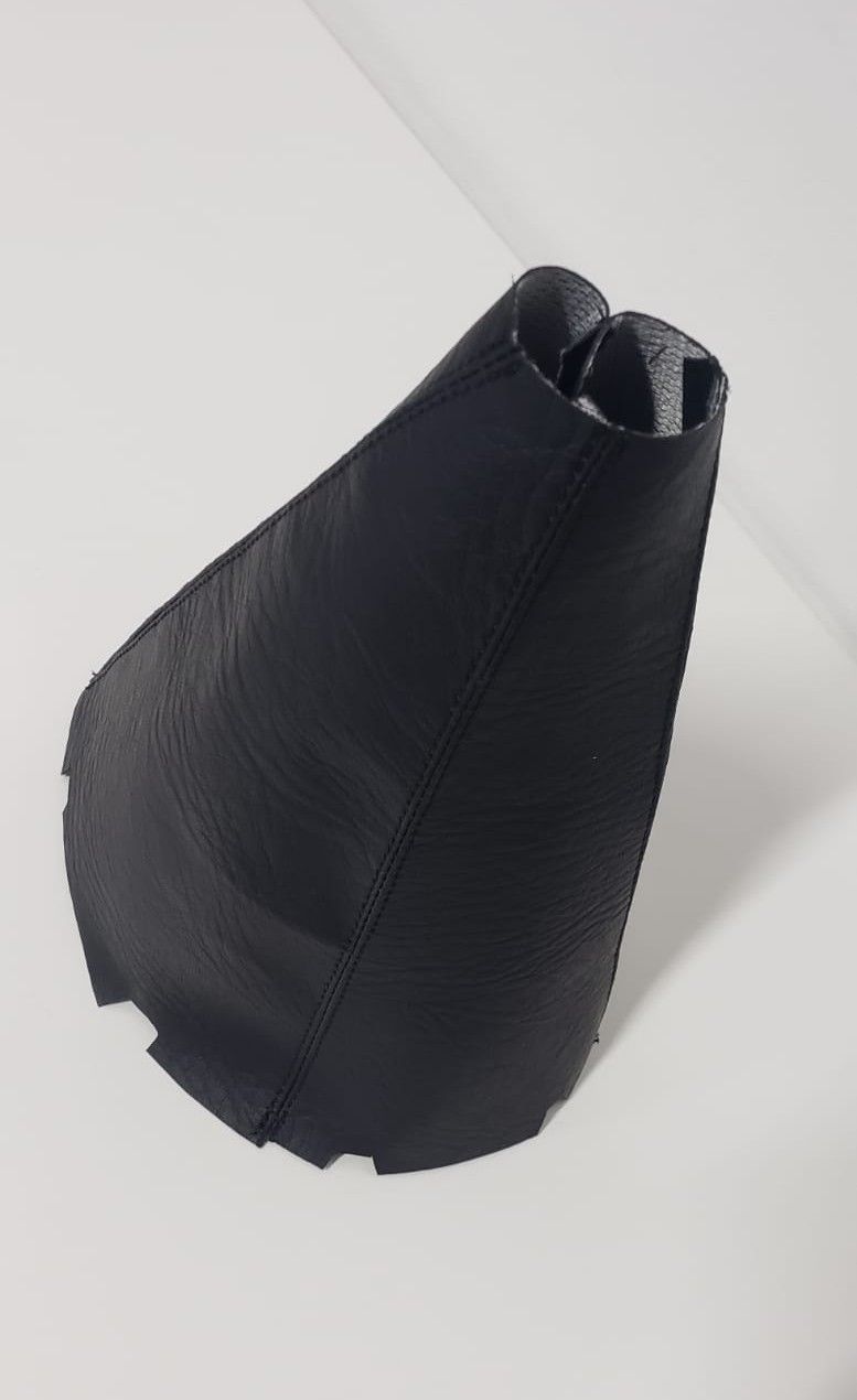 Objeto impreso en 3D de color negro con forma de cono acampanado sobre un fondo blanco.