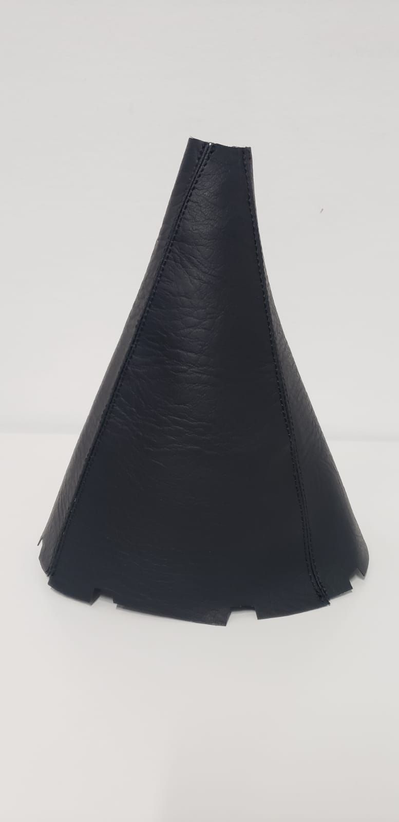 Objeto impreso en 3D de color negro con forma de cono acampanado sobre un fondo blanco.