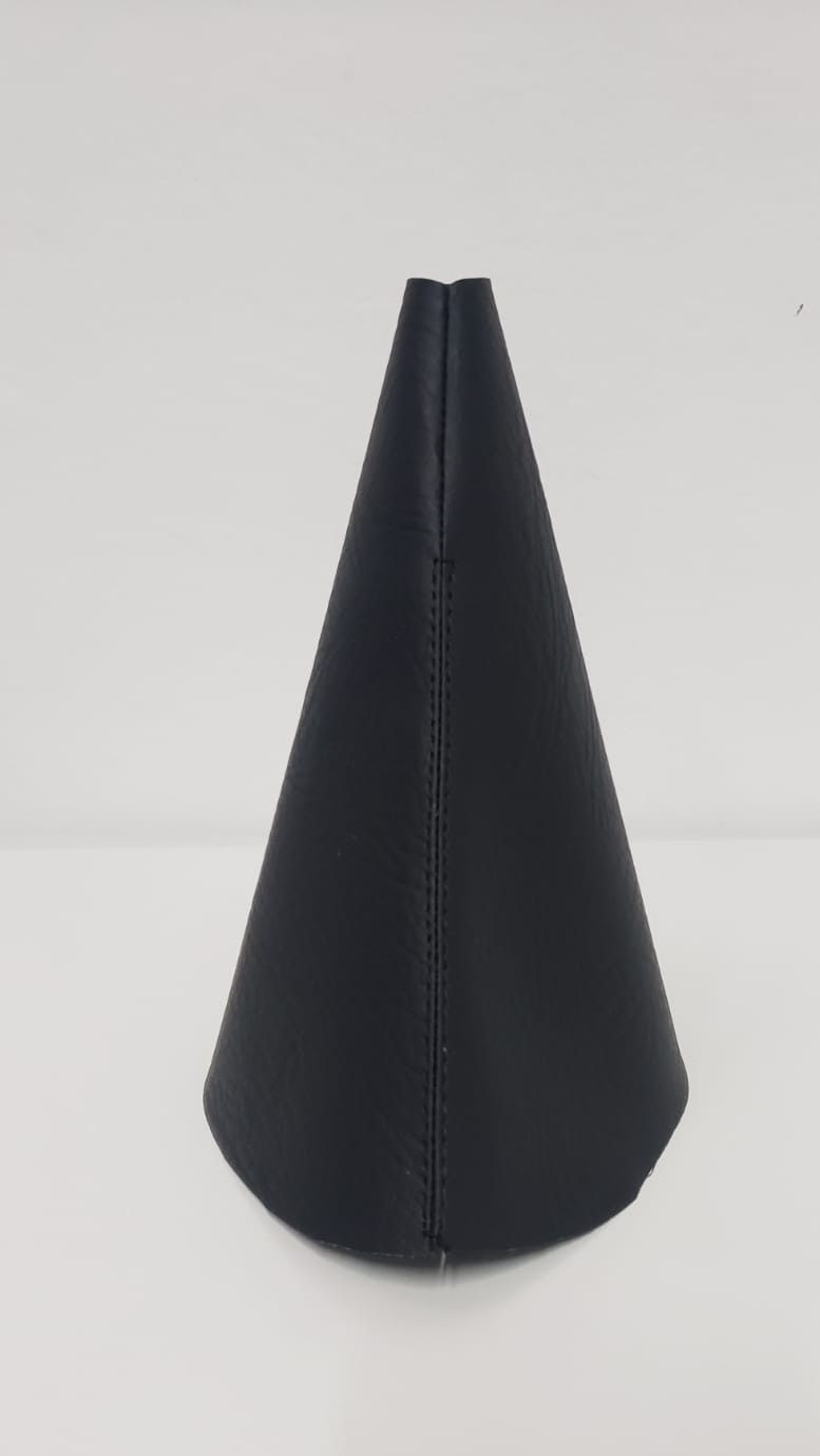 Objeto negro en forma de cono sobre un fondo blanco.