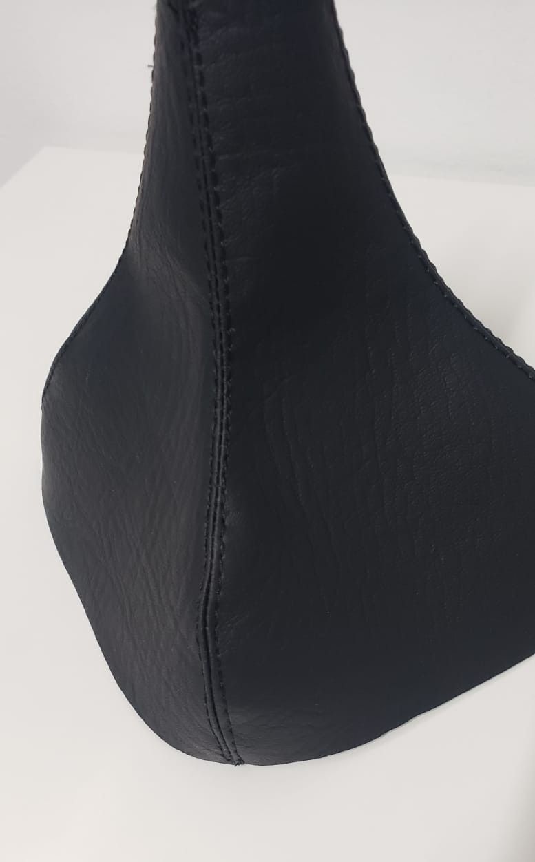 Objeto negro texturizado en forma de cono sobre un fondo blanco.
