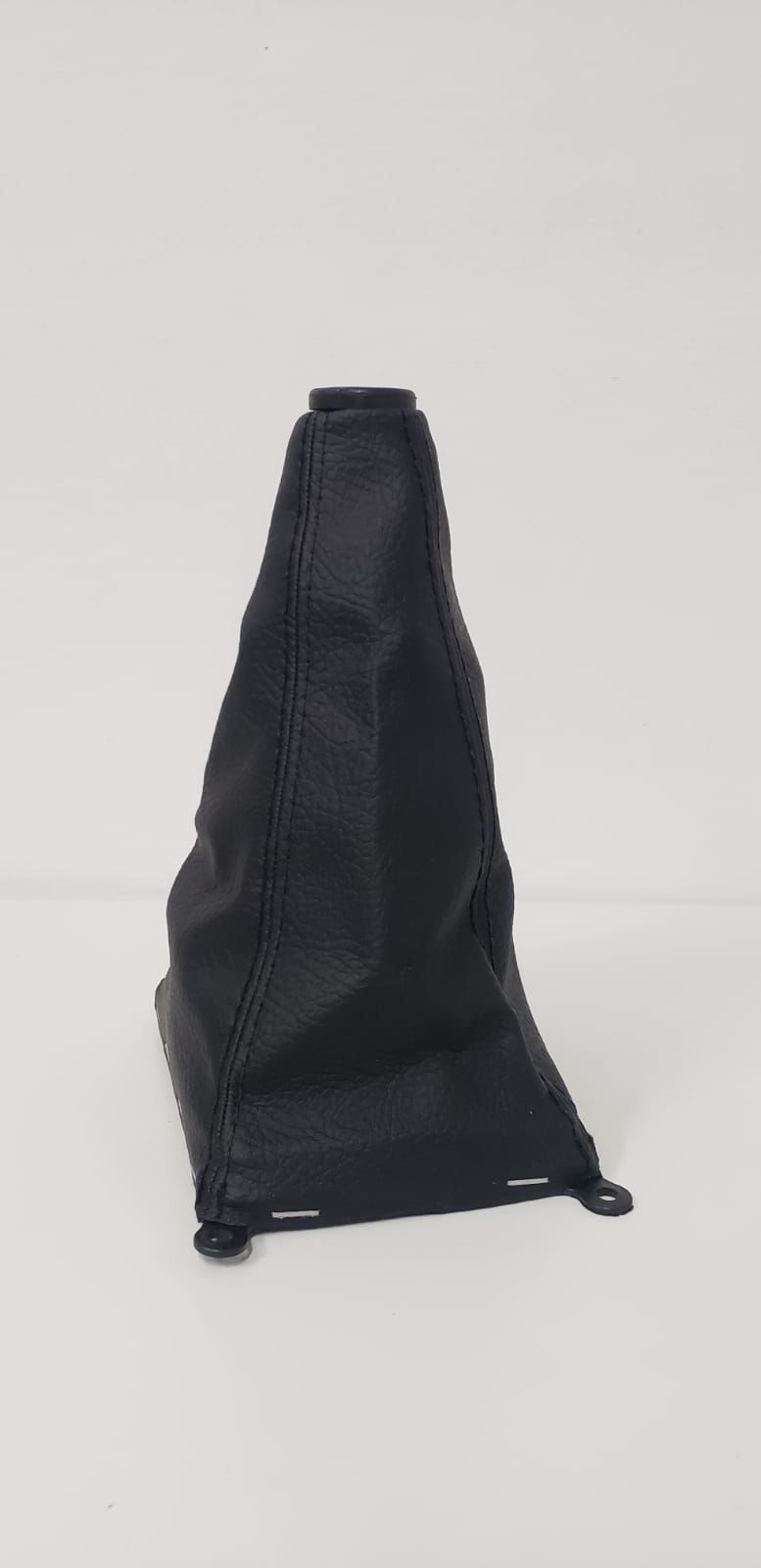 Bolsa de viaje de malla negra colocada en posición vertical sobre un fondo blanco.