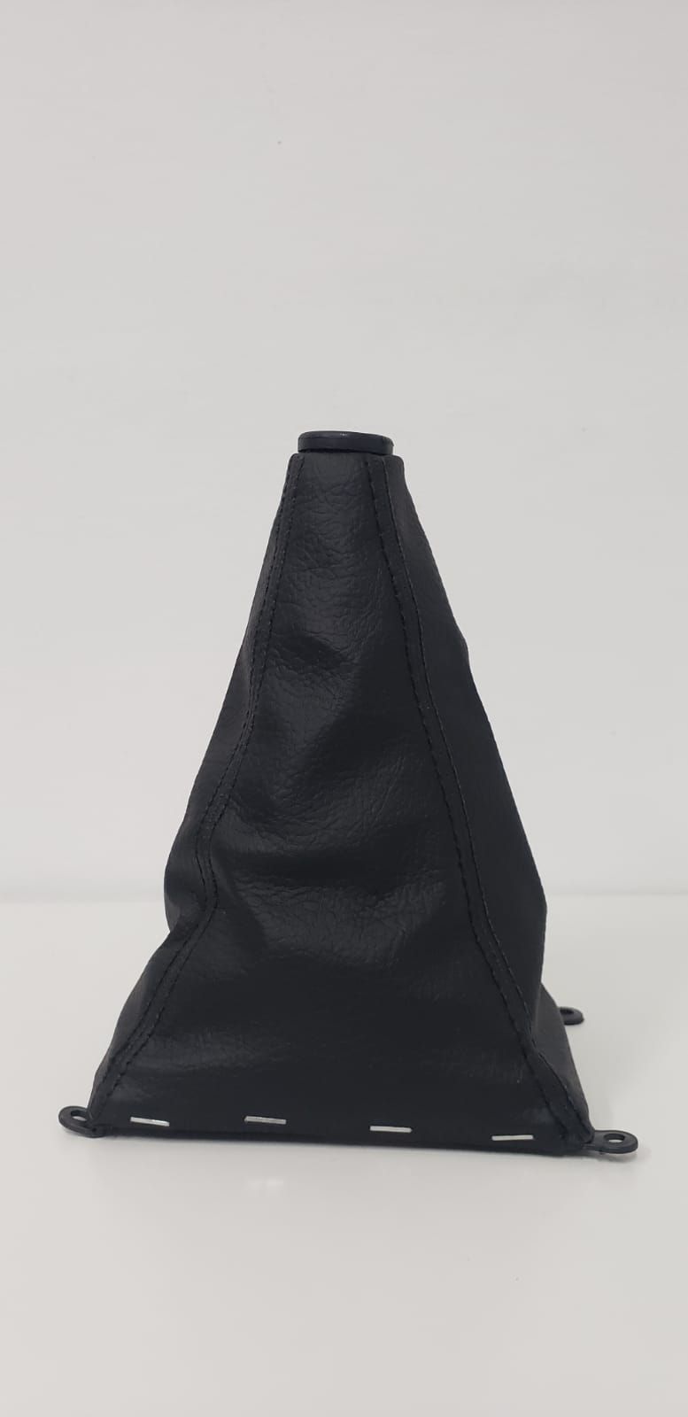 Bolsa o estuche triangular de tela negra en posición vertical sobre un fondo claro.