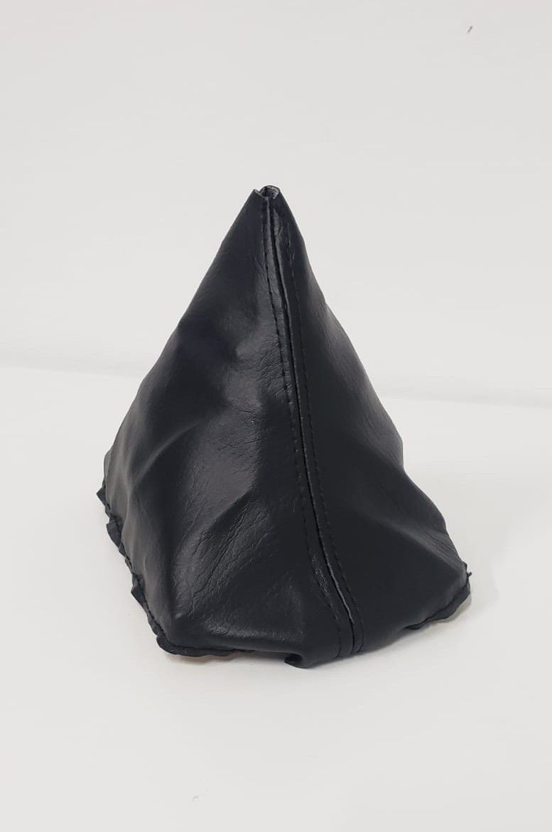 Funda de tela negra en forma de cono con costuras cosidas sobre fondo blanco.