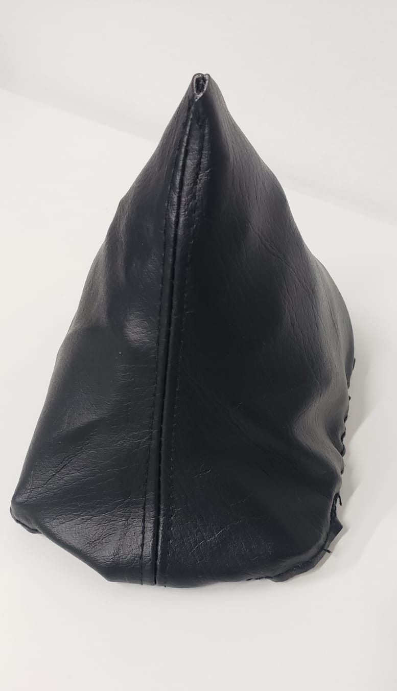 Funda de tela negra en forma de cono con costuras cosidas sobre fondo blanco.