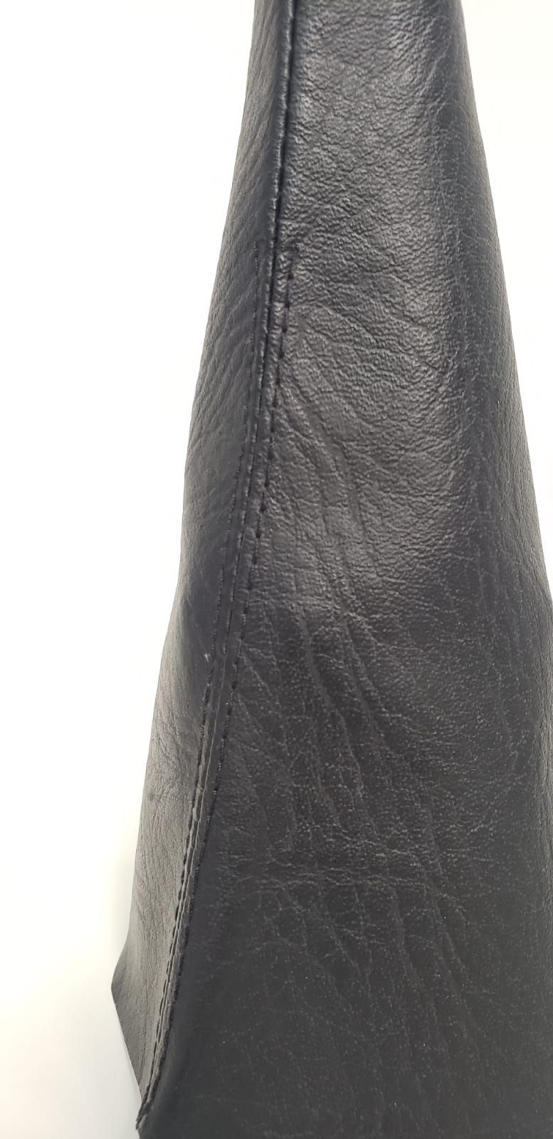 Objeto negro con forma de cono ahusado sobre un fondo blanco.