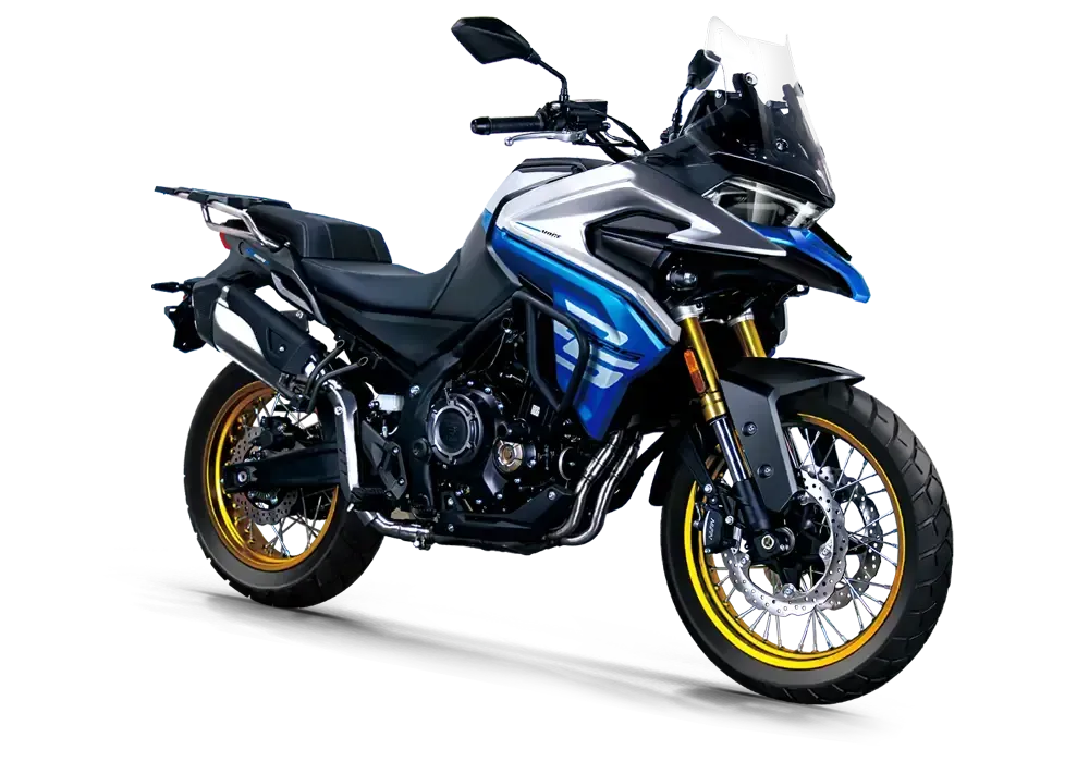 Motocicleta de aventura azul e preta com rodas amarelas sobre fundo branco