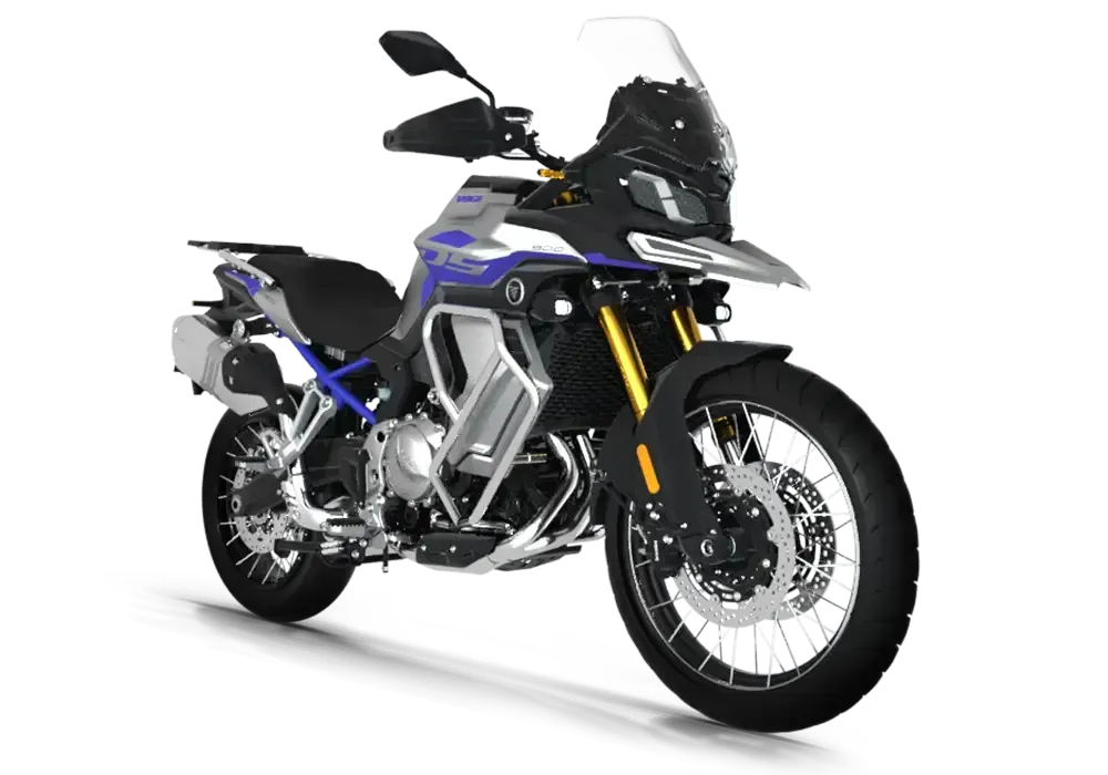 Motocicleta de aventura azul e preta sobre fundo branco