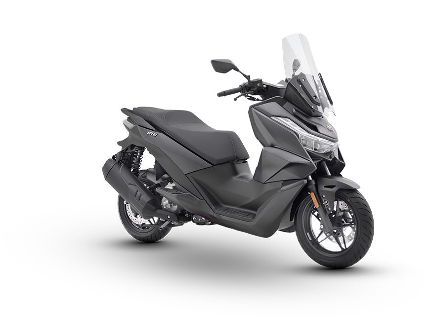 Scooter preta moderna com para-brisa e compartimento de armazenamento frontal, vista lateralmente sobre um fundo branco.