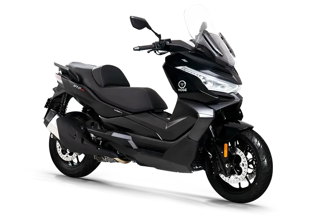 Motocicleta scooter preta sobre fundo branco, vista de perfil.