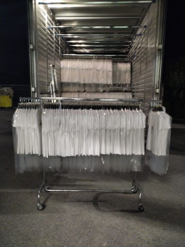 un camion pieno di camicie bianche in plastica