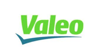 Logotipo de Valeo en verde brillante con un subrayado curvo azul sobre un fondo blanco.
