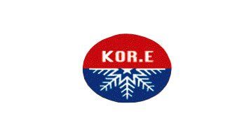 Logotipo circular de KORE en rojo, blanco y azul con ramas blancas que parecen copos de nieve sobre fondo azul.
