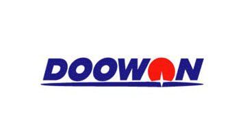 Logotipo de DOOWON en texto azul y rojo sobre fondo blanco.