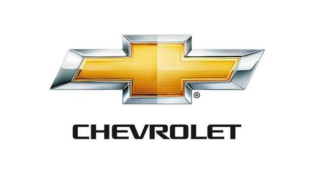Logotipo de Chevrolet con emblema de pajarita dorada y logotipo tipográfico negro.