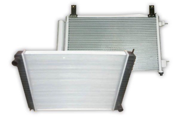 Dos radiadores de aluminio plateado, uno delante y otro detrás, mostrados sobre un fondo blanco.