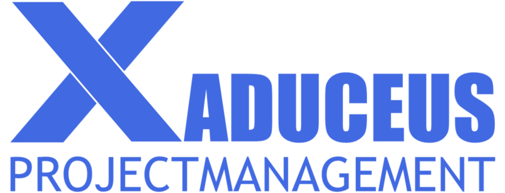 Blauw "X"-logo met de tekst "ADUCEUS PROJECT MANAGEMENT".