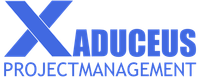 Blauw "X"-logo met de tekst "ADUCEUS PROJECT MANAGEMENT".
