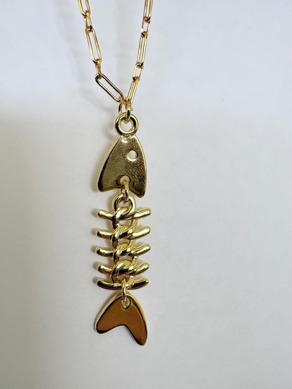 Collar con colgante de espina de pescado dorada, en una cadena, con un pequeño diseño de cabeza y cola de pez