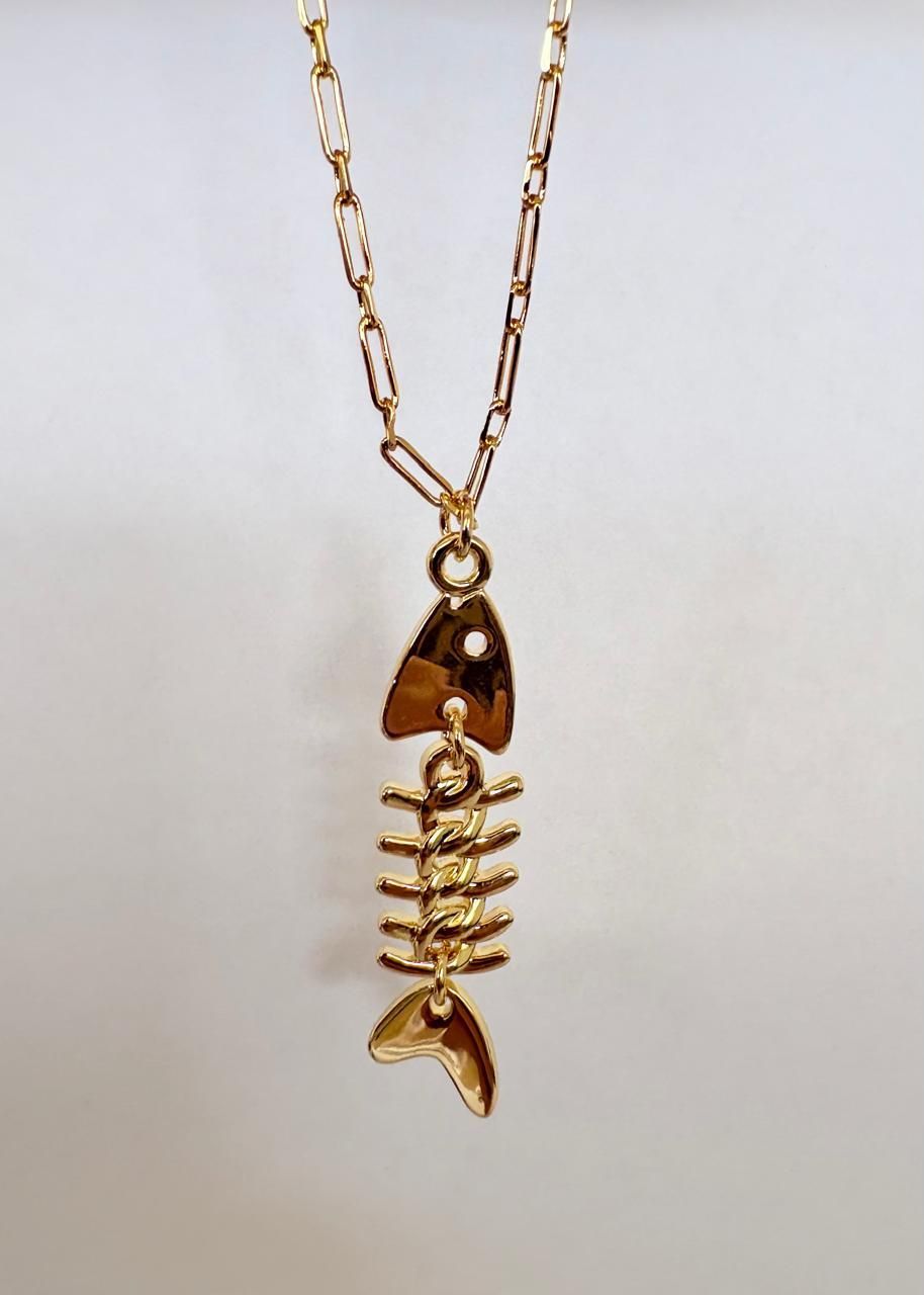 Collar con colgante de espina de pescado dorada, en una cadena, con un pequeño diseño de cabeza y cola de pez
