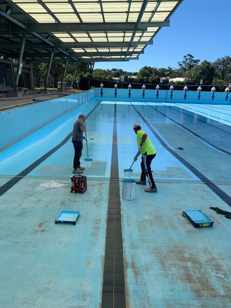 worker paint the pool floor