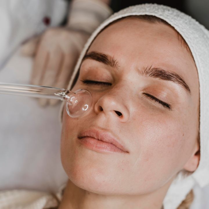 icl-skincare-therapy-freezpen-women-getting-treatment