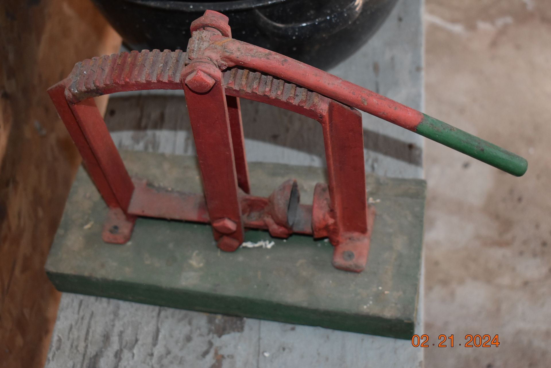 Red metal device