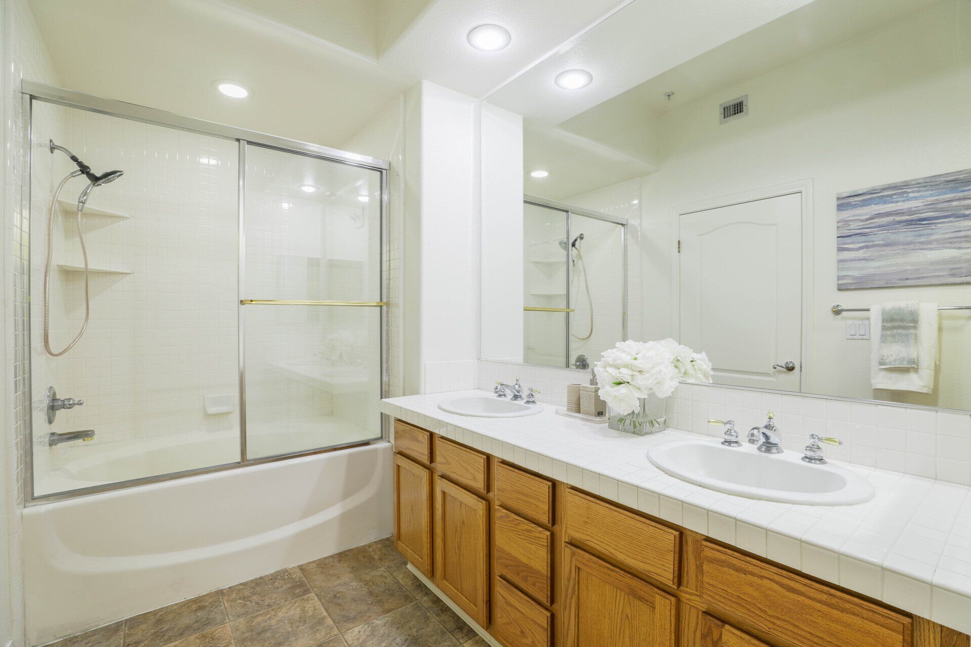 Paseo Plaza Bathroom