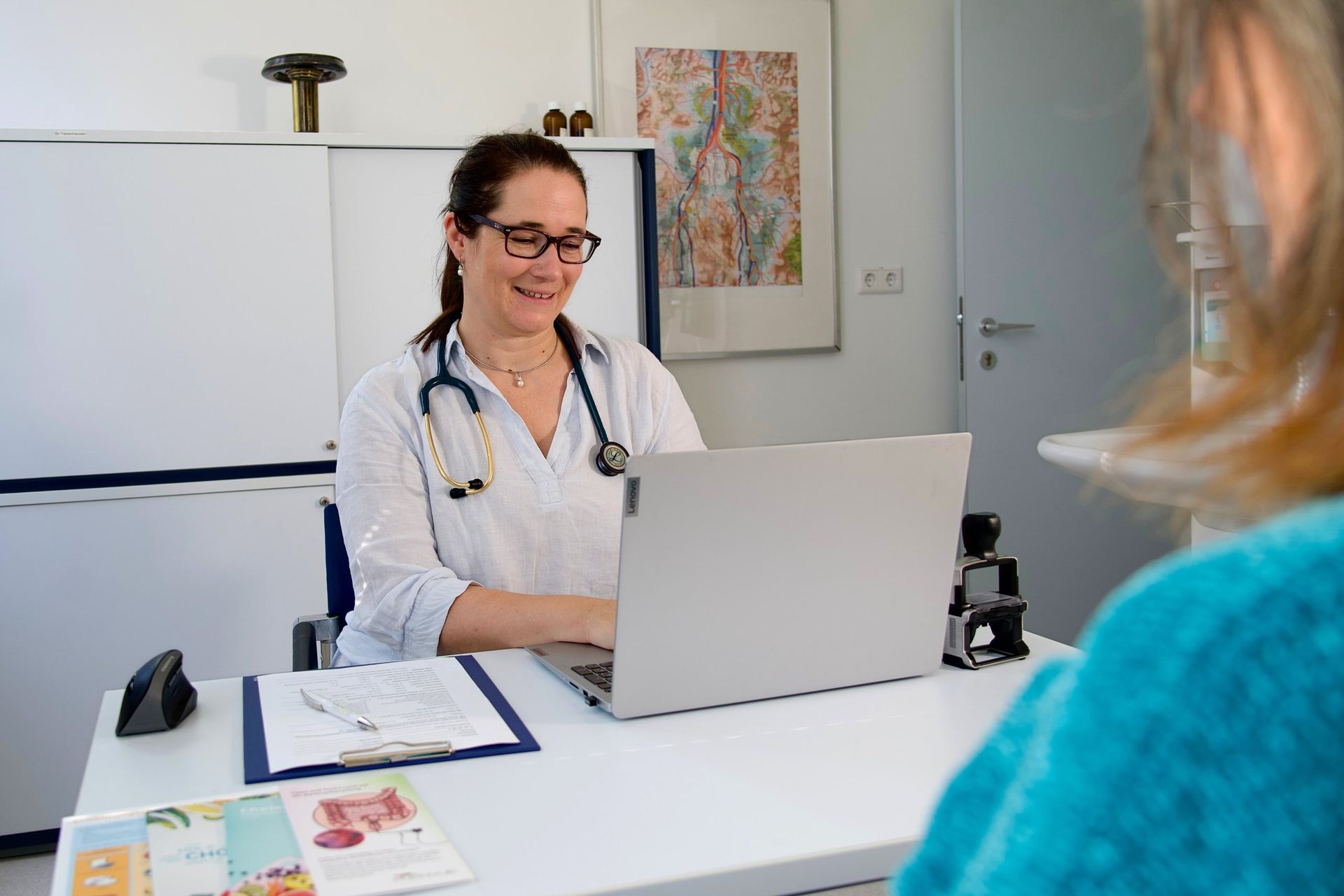 Dr. Praßl vor dem Laptop