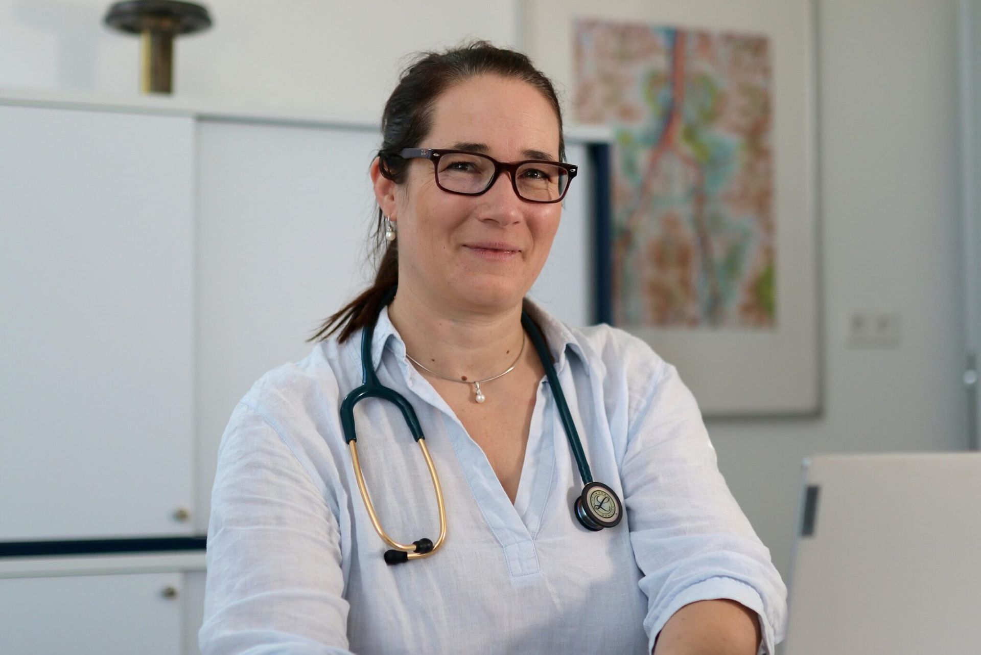 Dr. Praßl mit Stethoskop