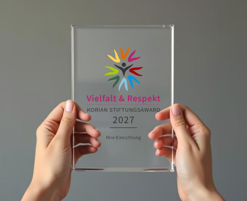 Silhouetten einer Gruppe mit dem Logo des Stiftungsawards 2026 mit dem Untertitel: Korian Stiftungsaward 2026 mit eurer Einrichtung?