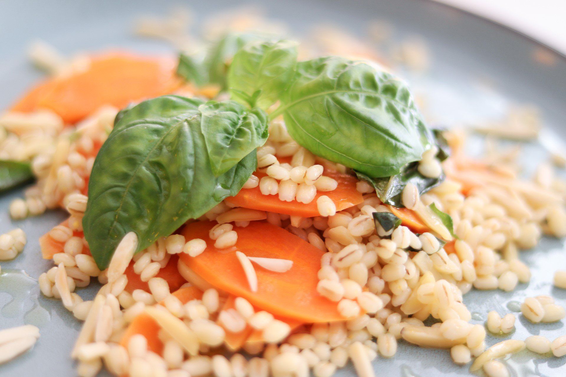 Graupen-Karotten-Salat mit Mandeln