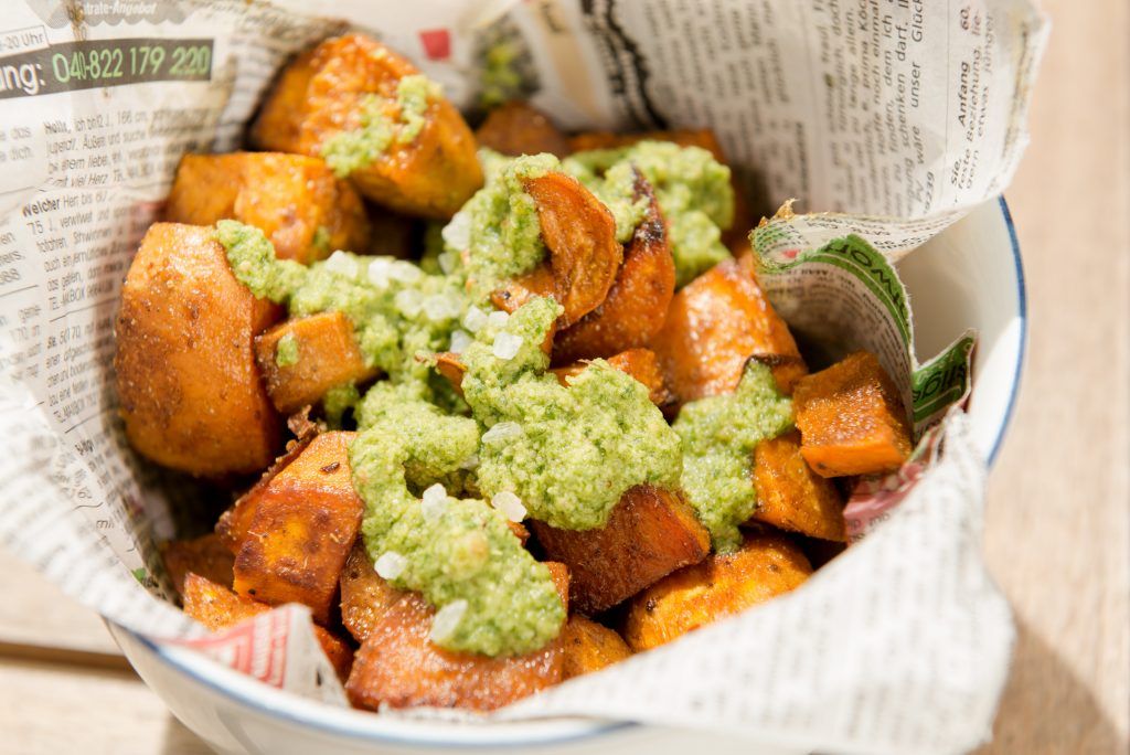 Ofen-Süßkartoffel mit Mojo Verde