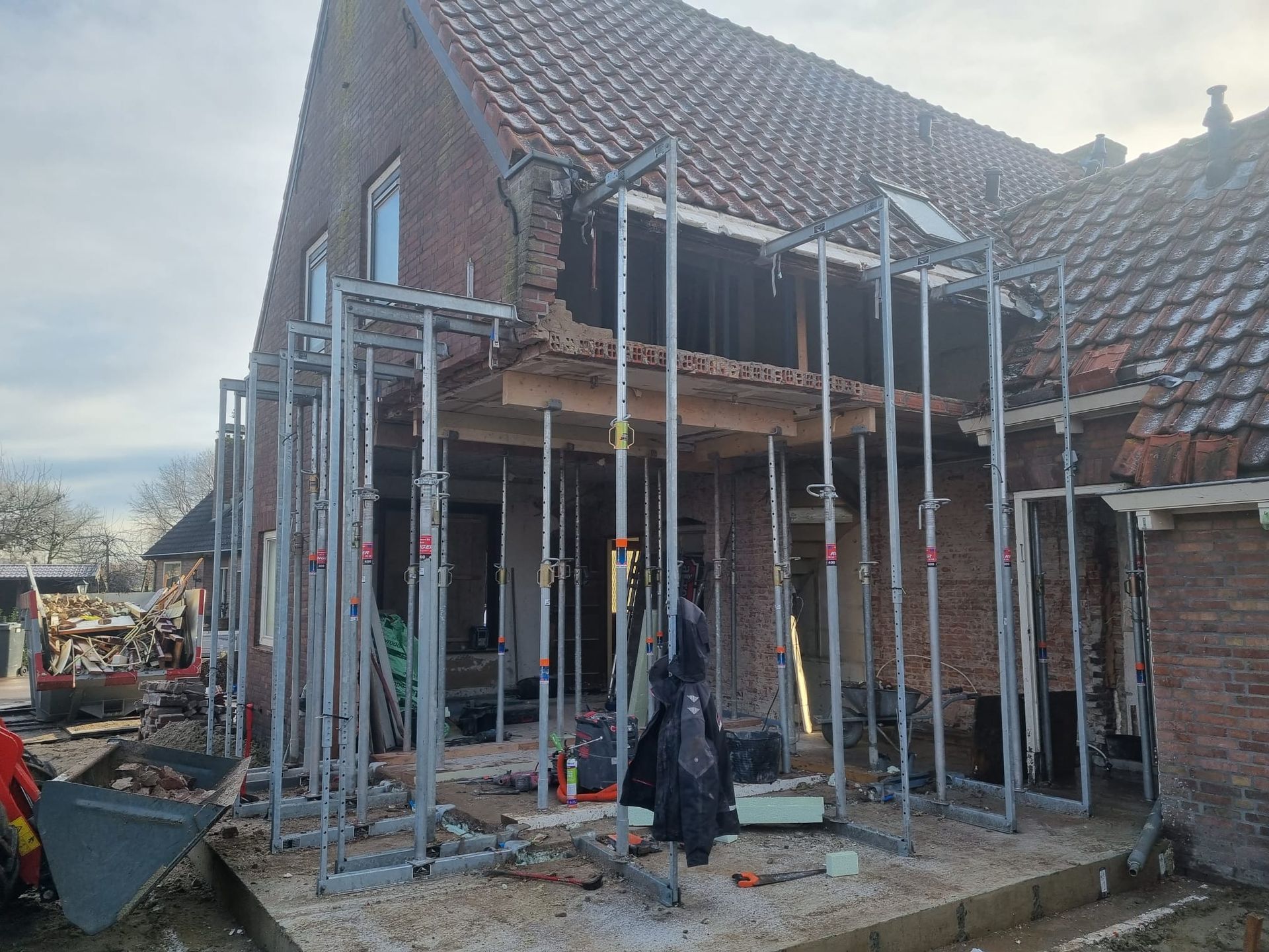Verbouwing buitengevel met stelling