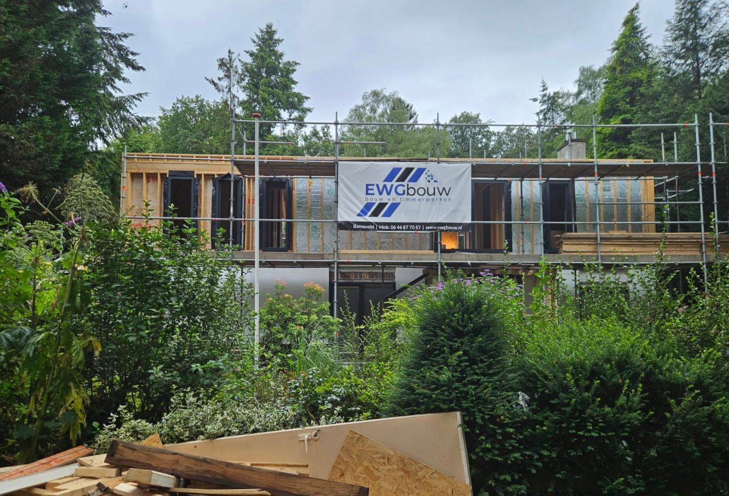 Modern huis in aanbouw houten skeletten. Aannemer nieuwbouw verbouwing woning.