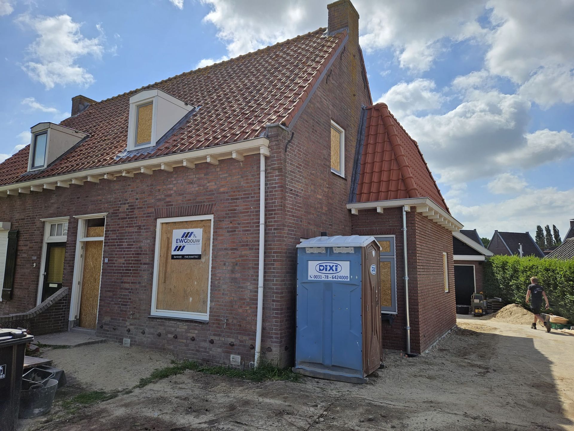 Bakstenen huis dakvenster renovatie. Gerenoveerde woning dakverdieping.