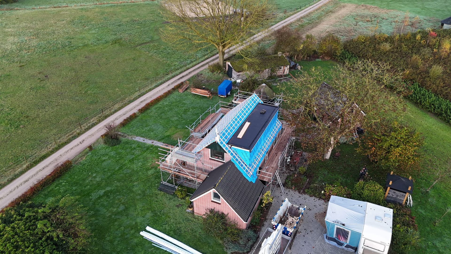 Luchtfoto dak steiger uitbouw. Moderne woning renovatie aannemer