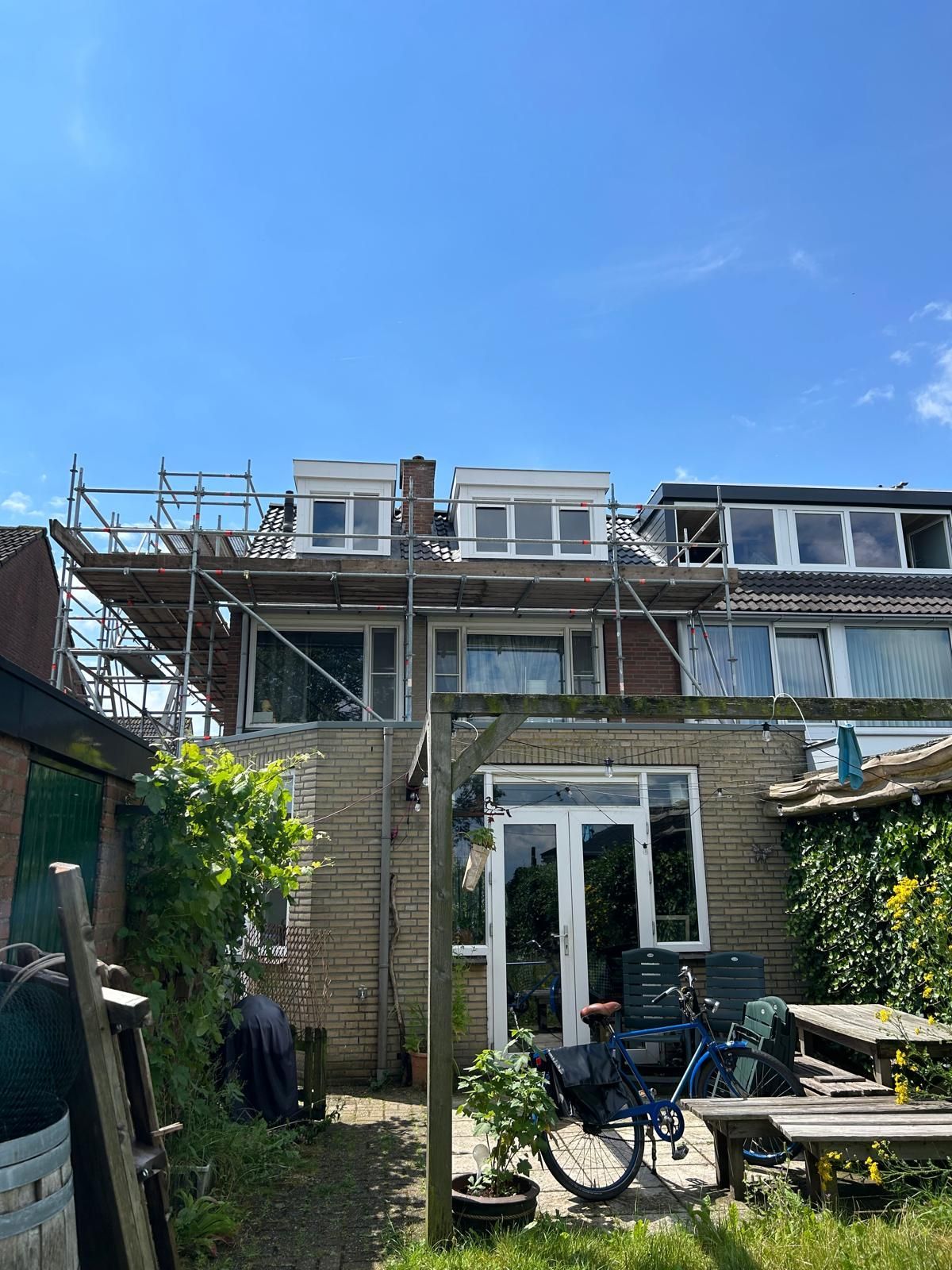 Dakramen en bovenkant dak. Dakrenovatie bij verbouwing van woonhuis zichtbaar.