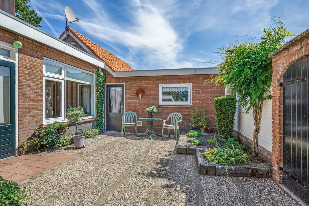 Zij- en achteraanzicht woning voor verbouwing
