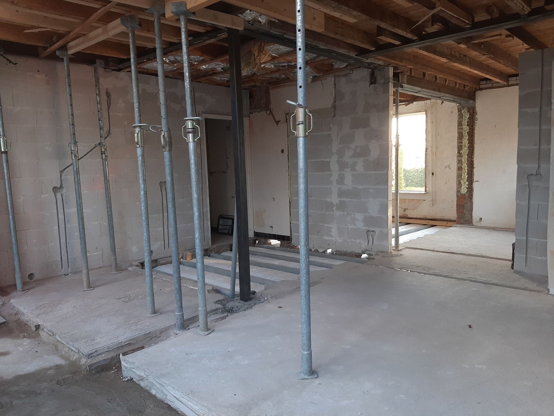 Draagconstructie en staalwerk tijdens verbouwing woning