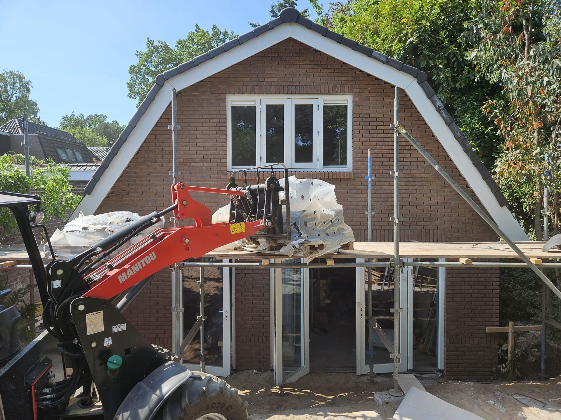 Bijgebouw in aanbouw met kraan 