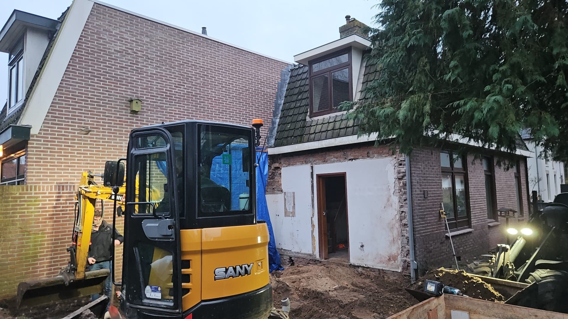 Dakkapelverbouwing bouwmateriaal. Woning dakopbouw renovatie in aanbouw