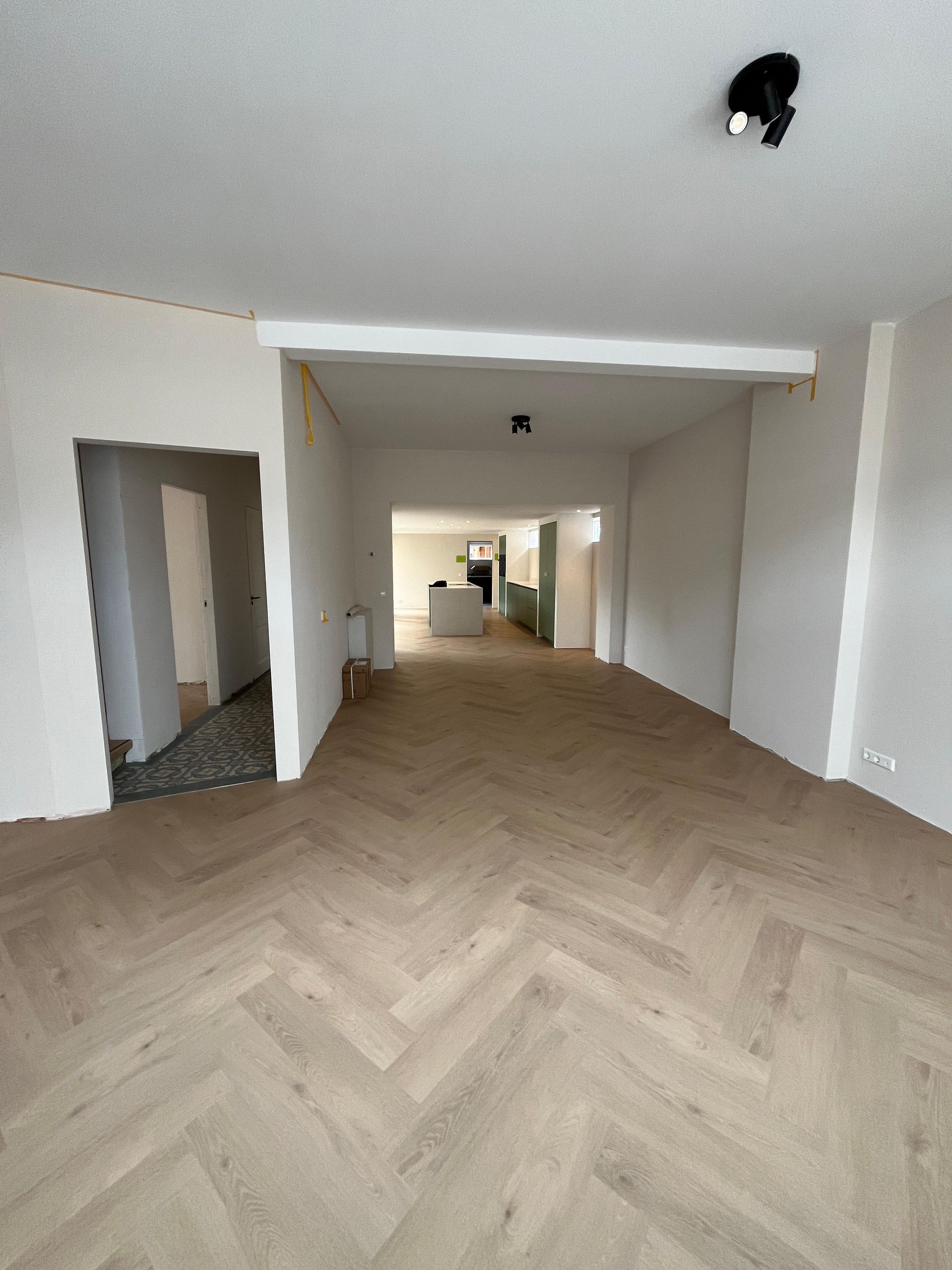Plafondwerk LED verlichting. Interieurverbouwing spotverlichting installatie