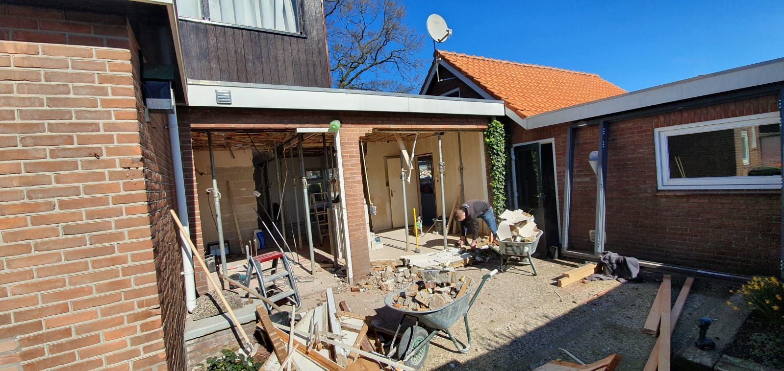 Aannemer aan het werk tijdens verbouwing en aanbouw van woning