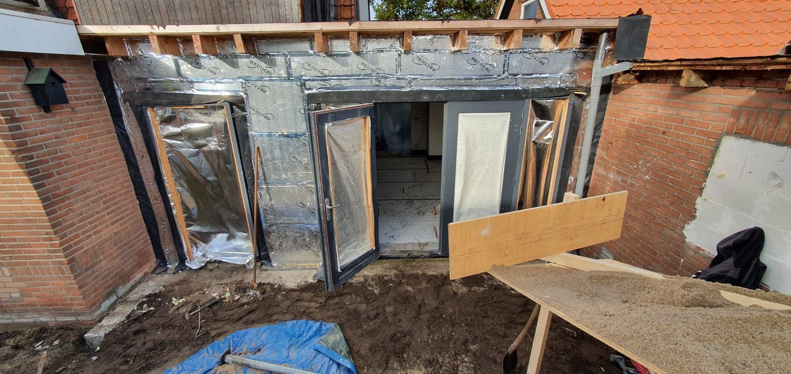 Bouwplaats aanbouw deuren. 