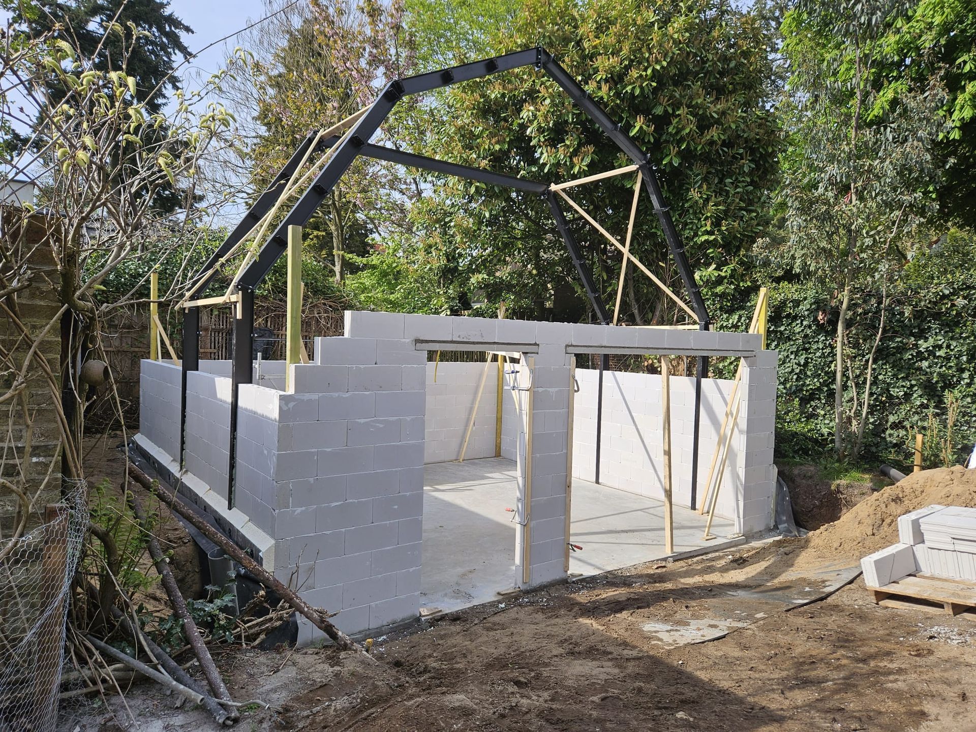 Ruwbouw muren en dakconstructie nieuwbouw bijgebouw 