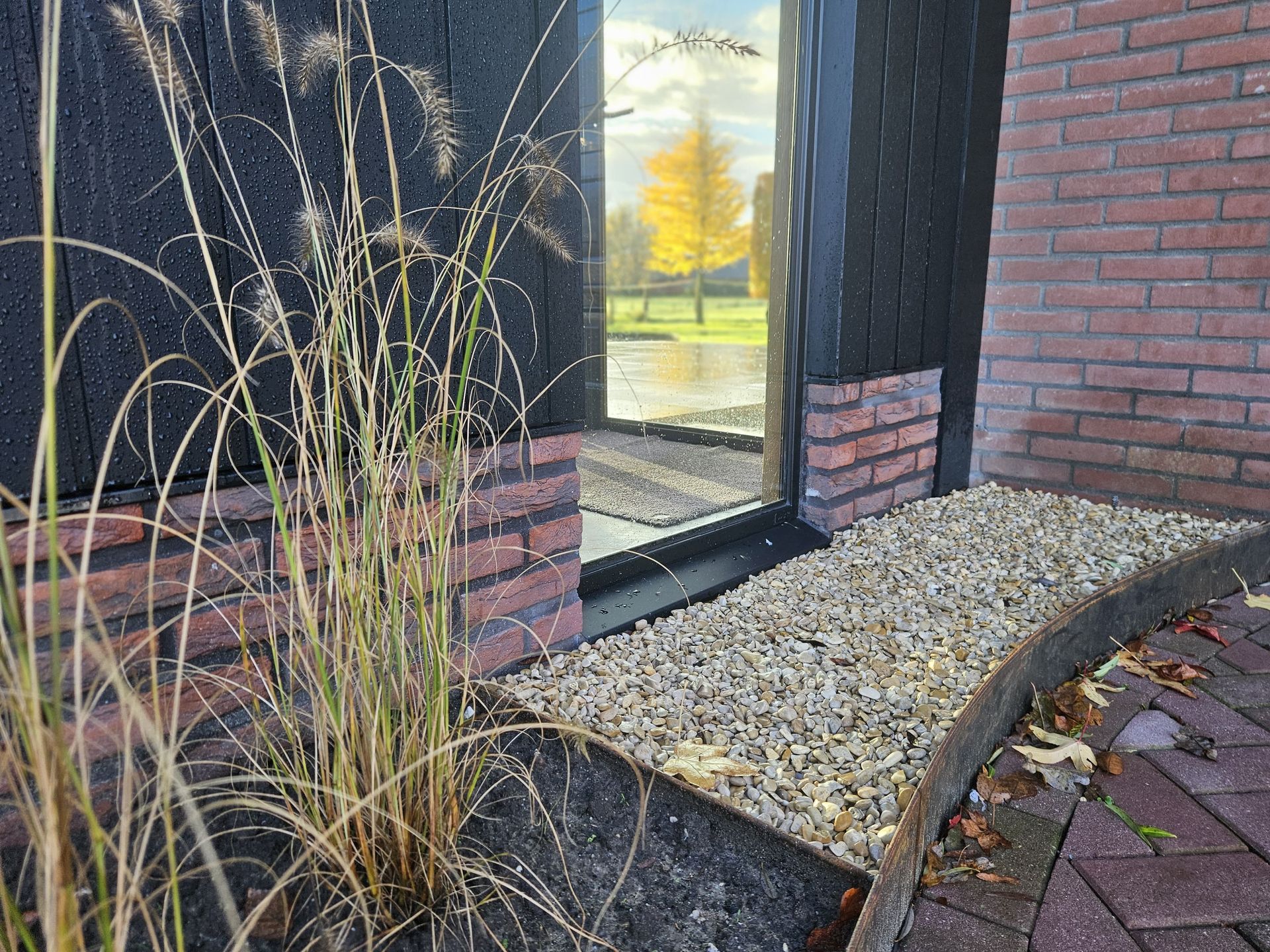 Deurelement en gevel aanbouw. Aanbouwwerk details en woningverbouwing.